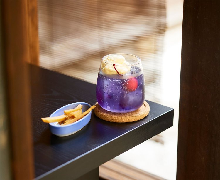 クリームソーダの蔵800円は墨入りの黒漆喰の色を再現。ベリー味。