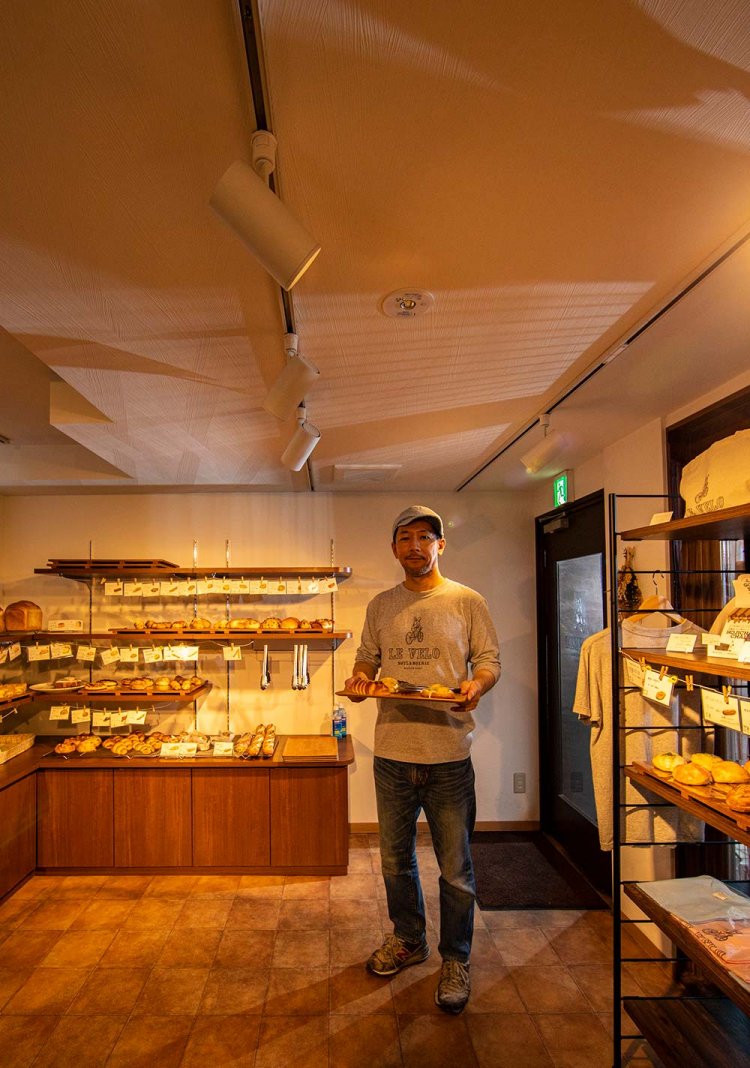 バッグやTシャツ（着用）などのオリジナルグッズも手がけている。