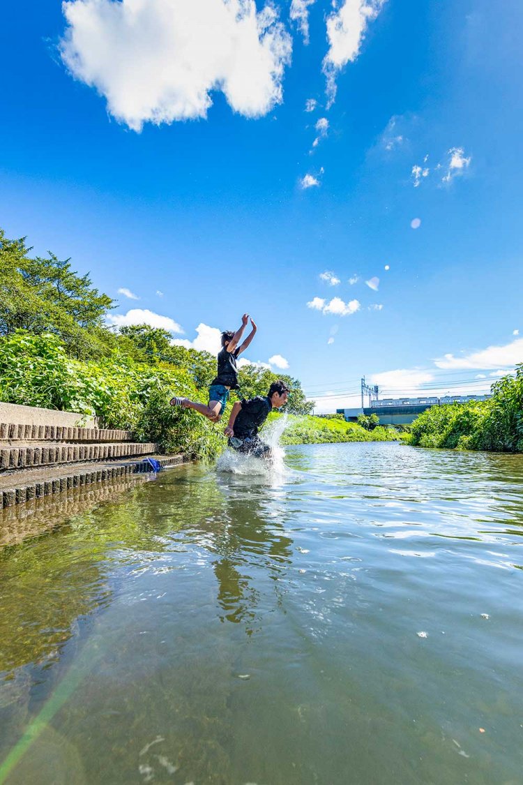 朝霞台駅と朝霞駅の間を流れる黒目川。浜崎黒目橋のそばは水辺に降りやすく、元気に水遊びする子供たちの姿も目にできる。