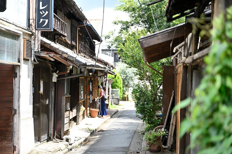 細い路地を挟んで立ち並ぶ弁天長屋。改修され、ギャラリー、工房などが入る川越ものづくりの拠点になっている。