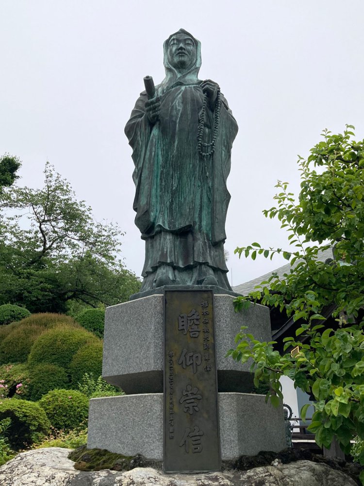 最澄の像の多くは、特徴である帽子（もうす）をかぶった姿であらわされる（稲城・常楽寺）。