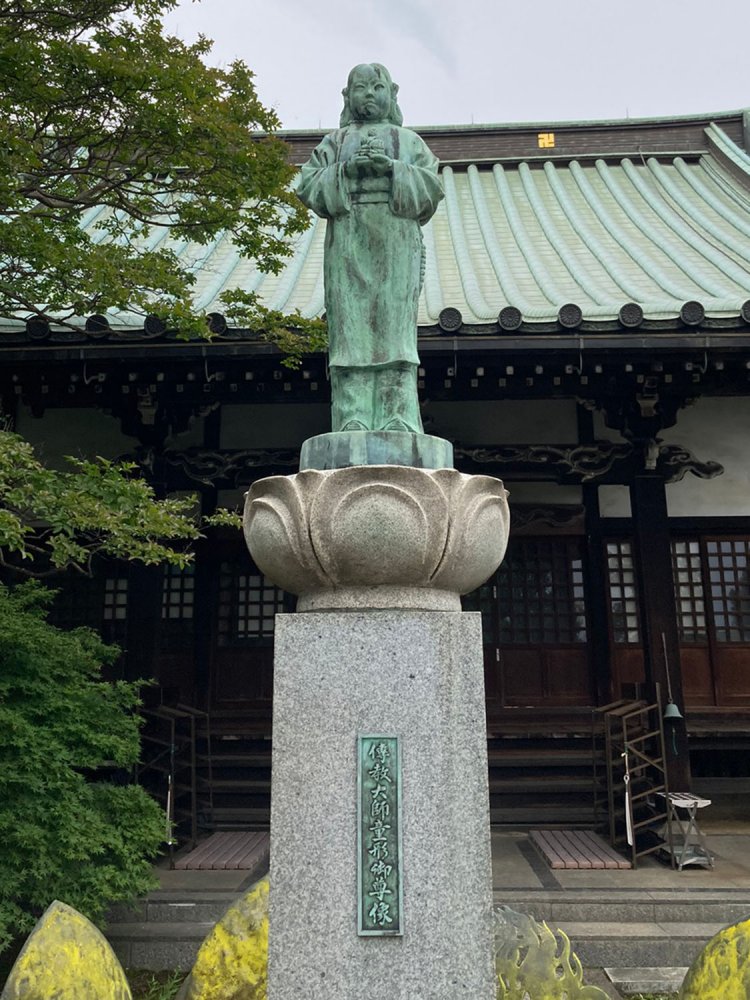 童子の足元の黄色いものは蓮の花ではなく、配置された菩薩の光背である。ありがたい感じ（稲城・常楽寺）。