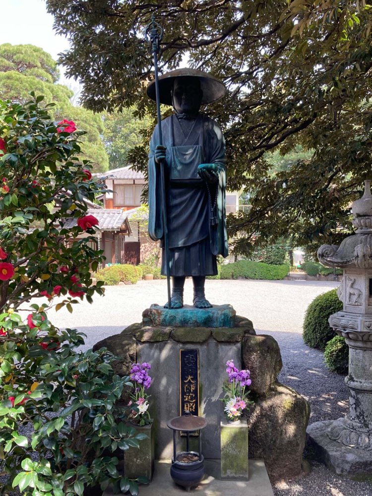 弘法大師の像には、大師に帰依するという意味の「南無大師遍照金剛」が刻まれていることが多い（八雲・金蔵院）。