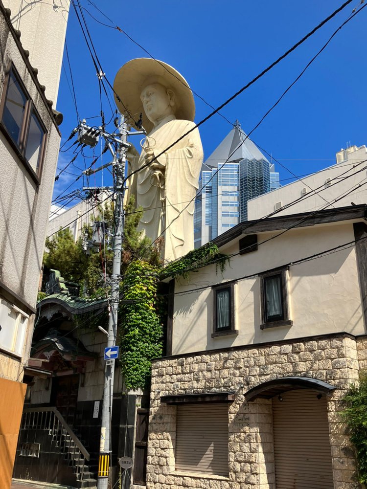 繁華街に突如として現れる、巨大弘法大師（新潟・弘願寺）。