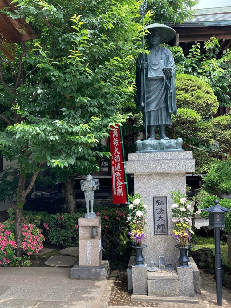 二宮金次郎と弘法大師。拝むと頭が良くなりそう（田端・東覚寺）。