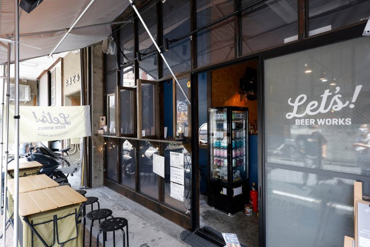 テラス席のほか、店内にカウンター席あり。小鉢200円をアテに。