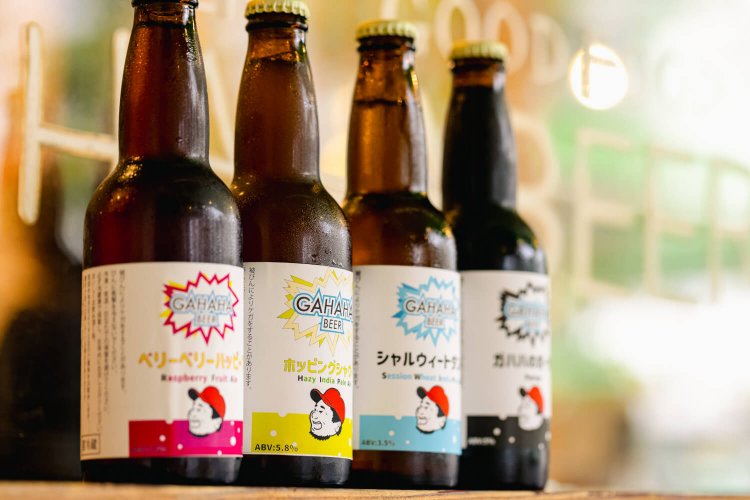 似顔絵がトレードマーク。ボトル（主に650円）は手みやげにも人気。