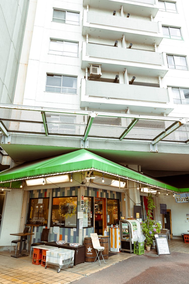 団地の1階の商店街にある。外飲み席があり、昼飲みもできる天国だ。