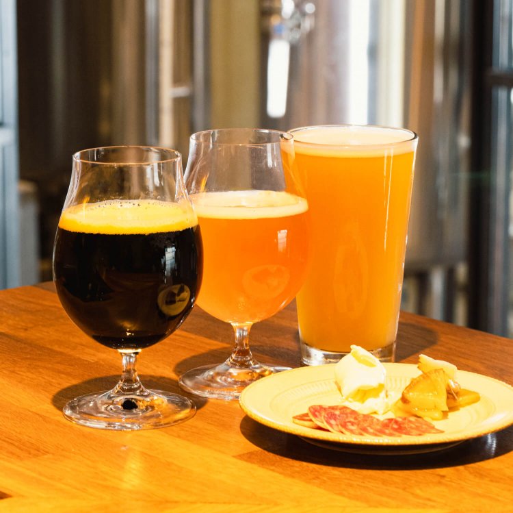 【2023年版】東京でおいしいクラフトビールを味わえる5店～香りも口当たりも百花繚乱の造りたて