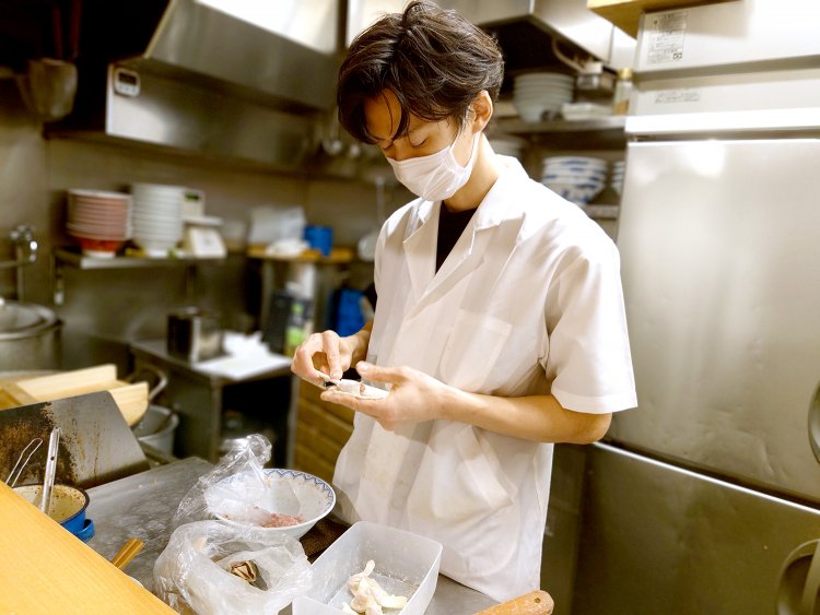 3代目がワンタンを包むところから作り始める。