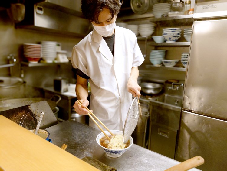 平ざるで軽やかに上げた自家製麺が丼のなかへ。