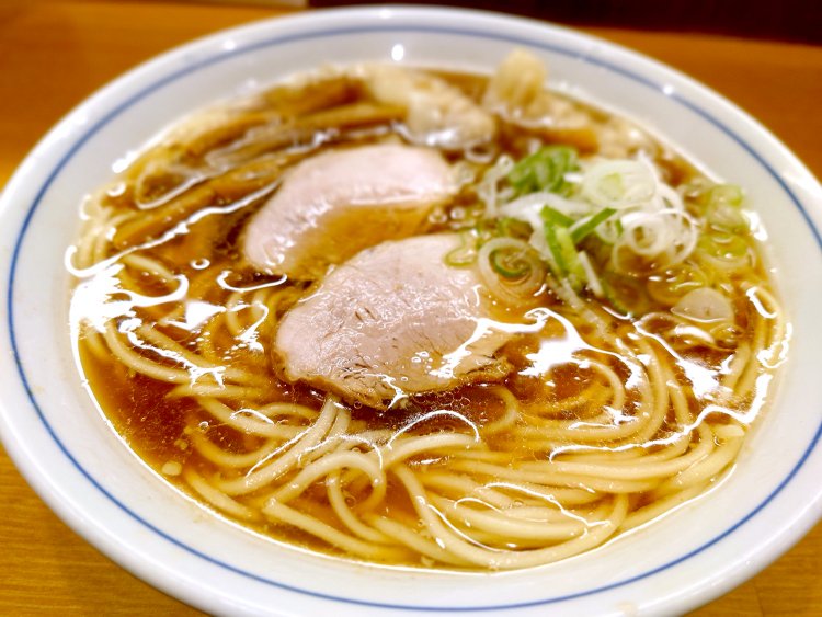 ワンタンメン1000円。きらめくスープに自家製麺、具はチャーシュー、タケノコ、ワンタン、ネギ。