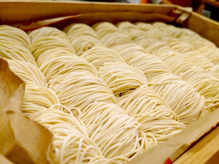 営業後に3代目が打つ自家製のストレート中細麺。