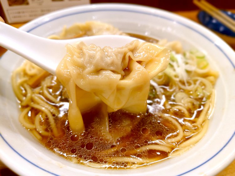 自家製の皮の中に肉餡がしっかり詰まったワンタン。ちゅるんとした皮までおいしい！