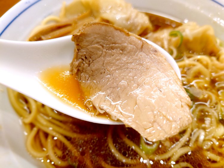 チャーシュー2枚。味がしみ込んだ豚もも肉は、無駄なものをそぎ落とした潔い旨さ。