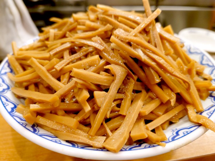 乾燥メンマを4日かけて戻して味付けする。竹の子はおつまみにも最適！