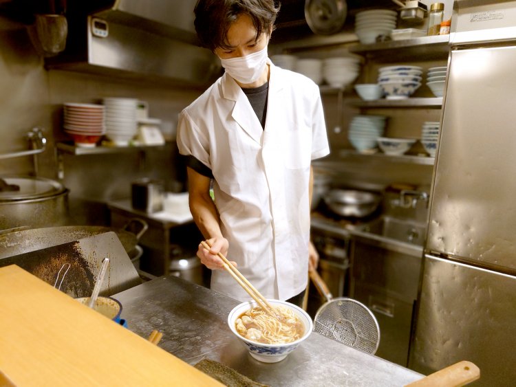 「3代目にバトンタッチできてうれしい」と、傍らできよ子さんが見守る。