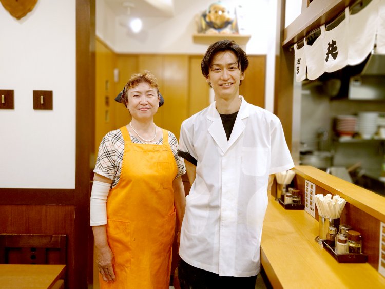 3代目店主の中野和彦さん（右）と母のきよ子さん。
