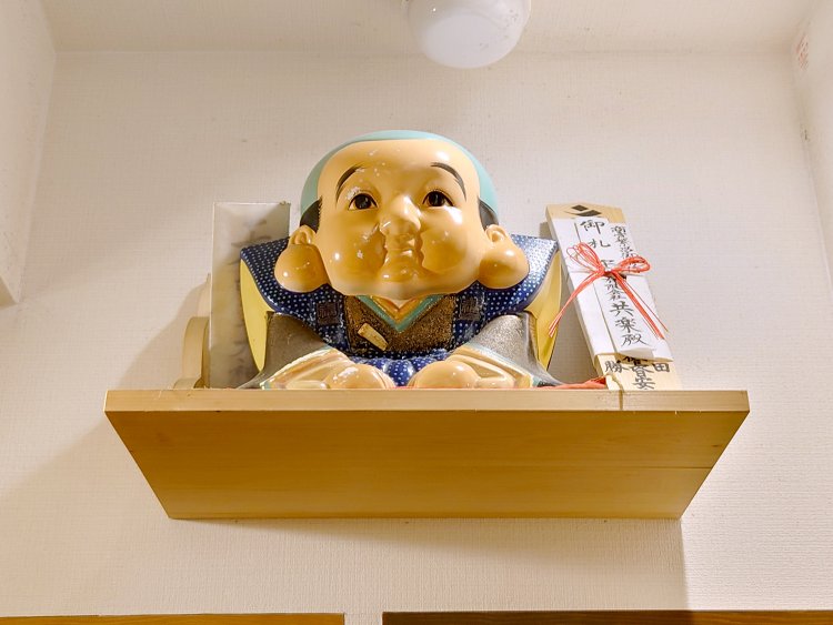 先々代の時代から、店を見守る福助。