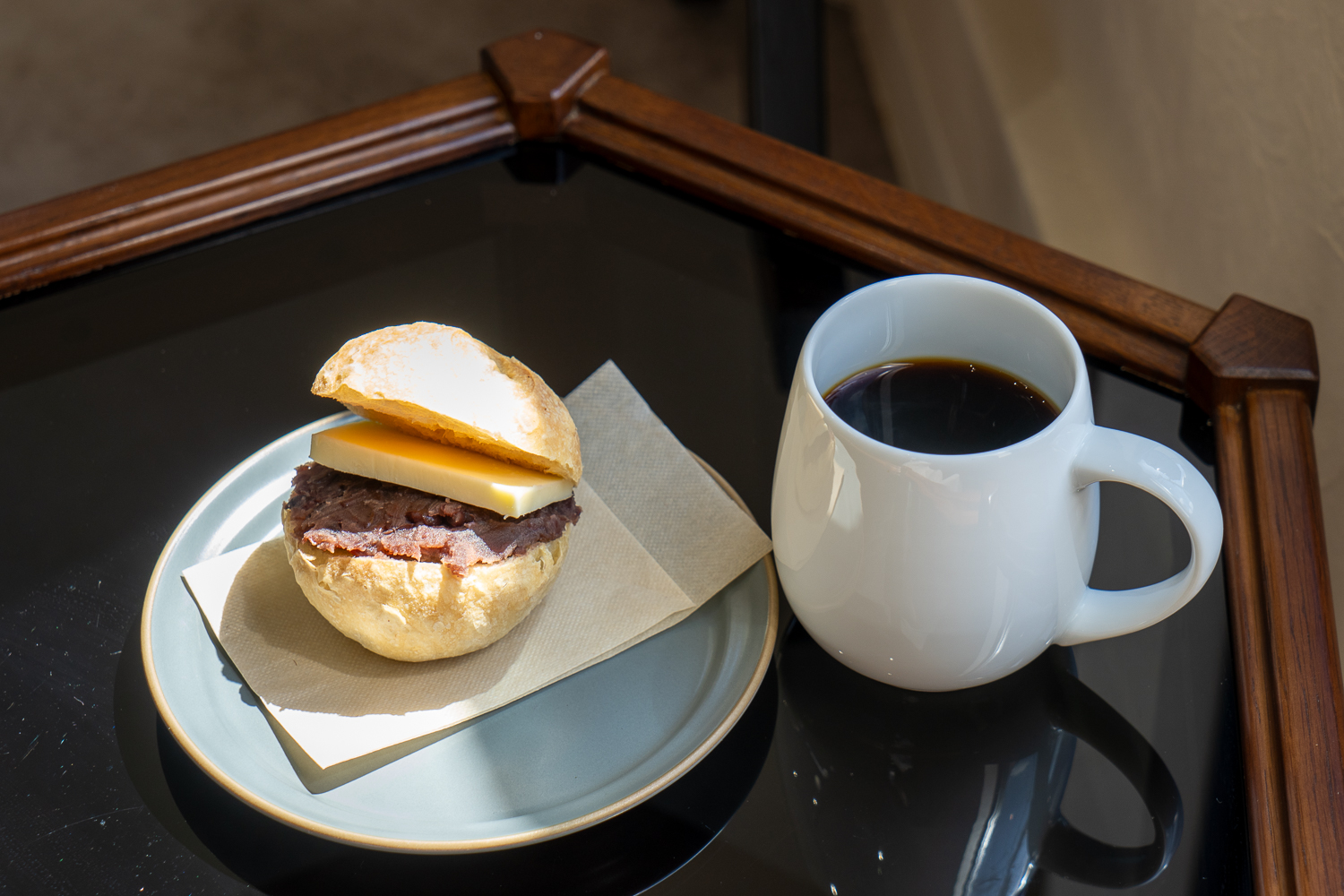 alorsブレンドのほかプアオーバーコーヒーは650円から。あんバター480円。パンは単品で200円。