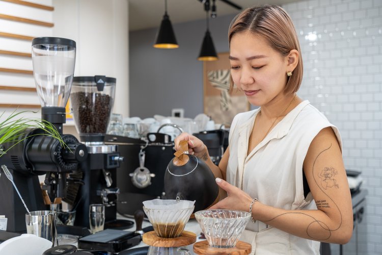 店主でバリスタの鈴木芙紗代さん。丁寧にゆっくりドリップしてくれる。