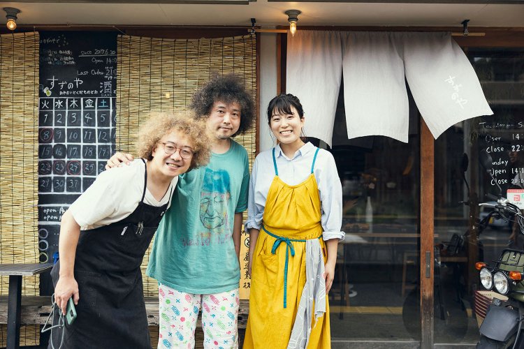 いつもの店の、いつもの席の前で。写真の一番左は『すずのや』の店主、鈴木豪さん。