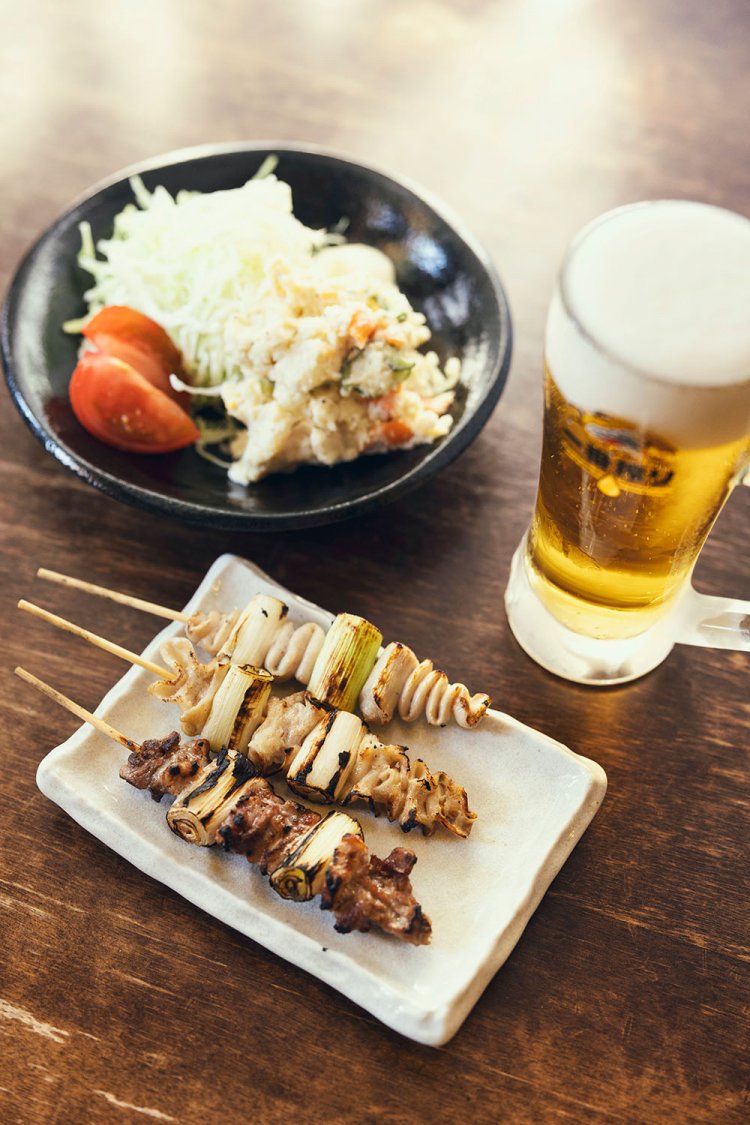 やきとりは絶品、手作りポテトサラダ650円もアテにするのに最高な味。ビール616円もキンキンだ！