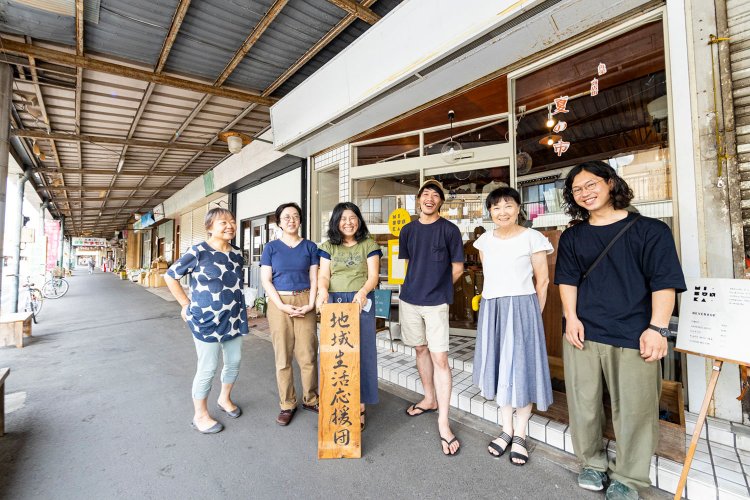 『mibunka』の吉田さん（中央）、『つまずく本屋ホォル』の深澤さん（右端）と「地域生活応援団」の方々。