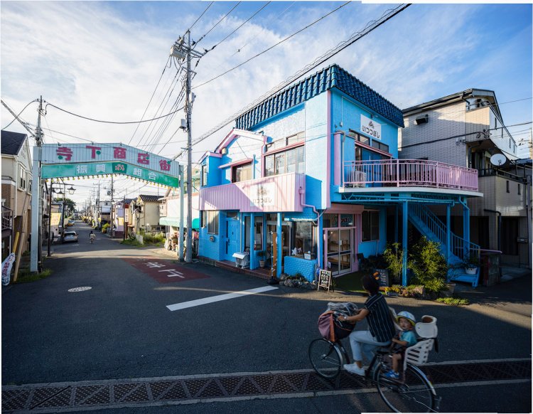 アーチが目印の商店街。右側にあるのは『Cafeいつつぼし』。
