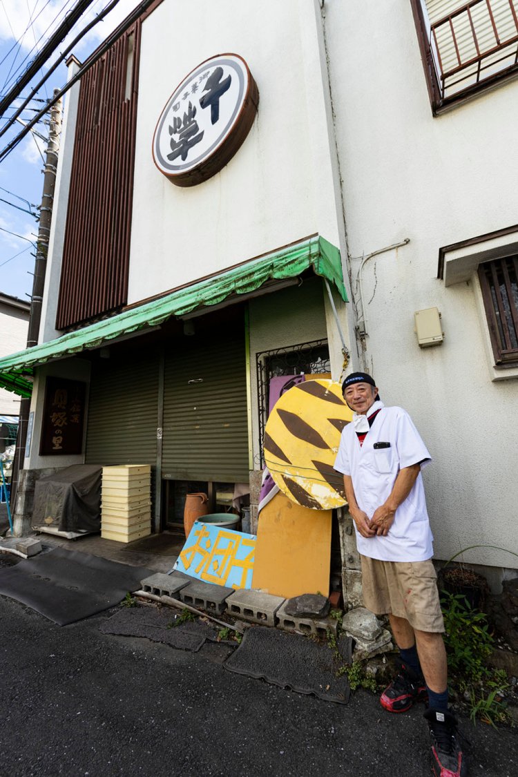 月岡さんは商店会副会長。店の名物は、近隣の水子貝塚公園にちなんだ縄文どら焼220円だ。