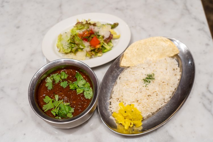 ランチの豚肉のカリーは、ライスとサラダが付いて1300円。