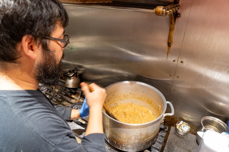 たっぷりの玉ねぎを炒めること3時間。