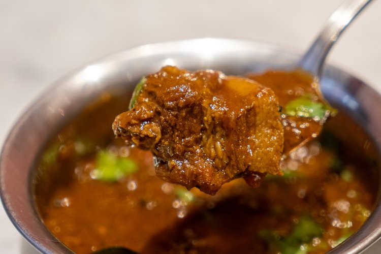 豚肉がとろっとしているのはビネガーに漬け込んだ効果。