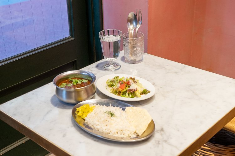 ランチの豚肉のカリーは、ライスとサラダが付いて1300円。