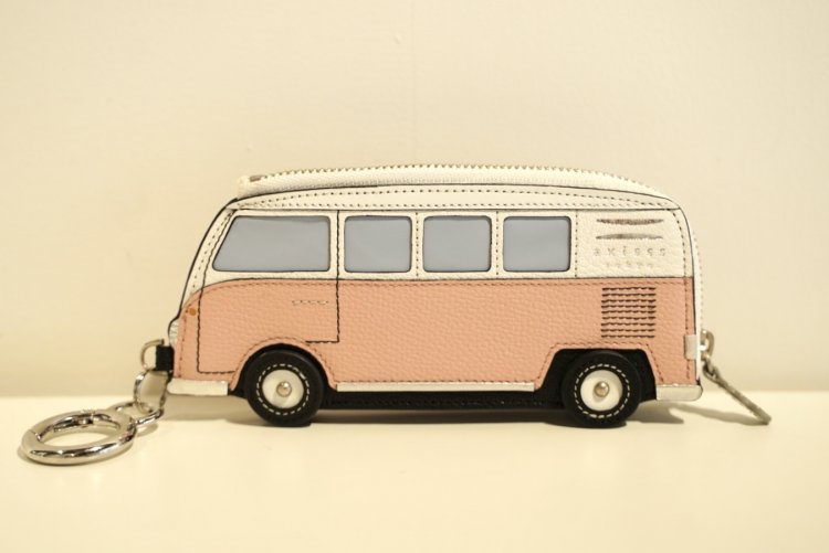 ピンクの車の小物入れ。なんとタイヤはクルクル回るようになっている。細部まで凝ったデザイン。