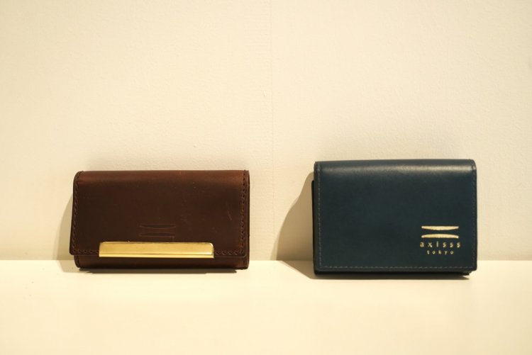 キーケースと三つ折り財布。シンプルかつしっかりとした作りで、長く使うことができる。クオリティの高さからは職人の技術力が感じられる。