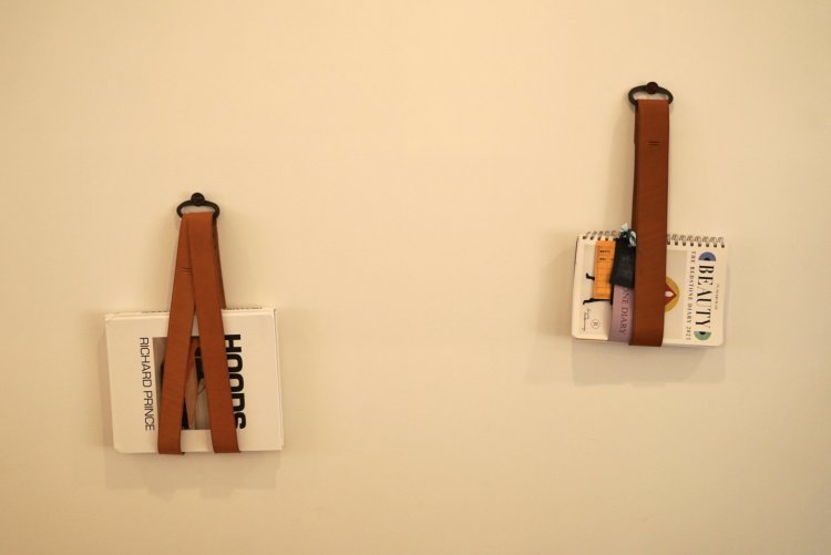 マガジンラック。レザーには『axisss tokyo』のロゴの刻印も。