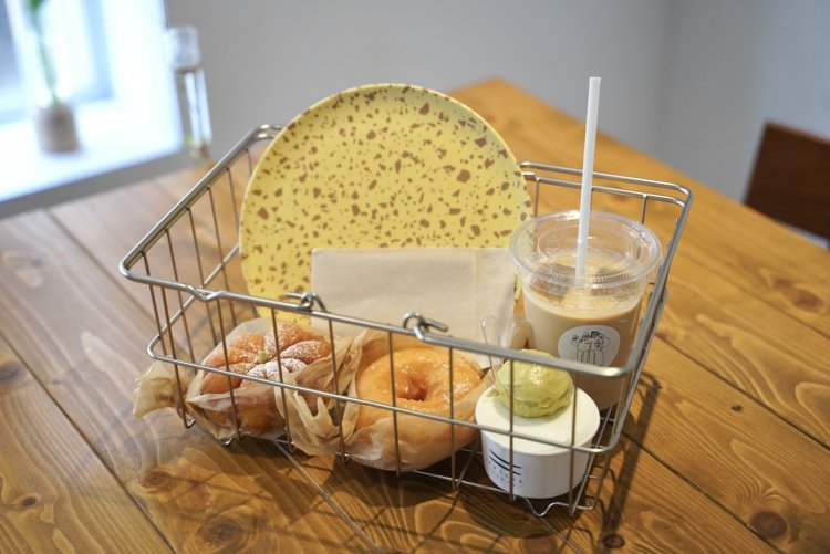 この状態で運ばれてくる。かわいさに思わず「わあ〜！」と感嘆の声が漏れる筆者。