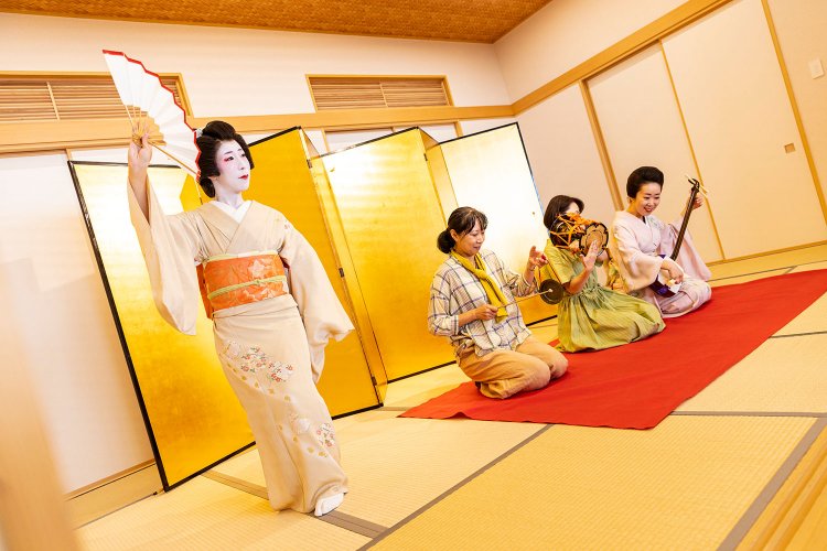 成華さんの三味線に合わせて鼓と鐘の演奏に挑戦。