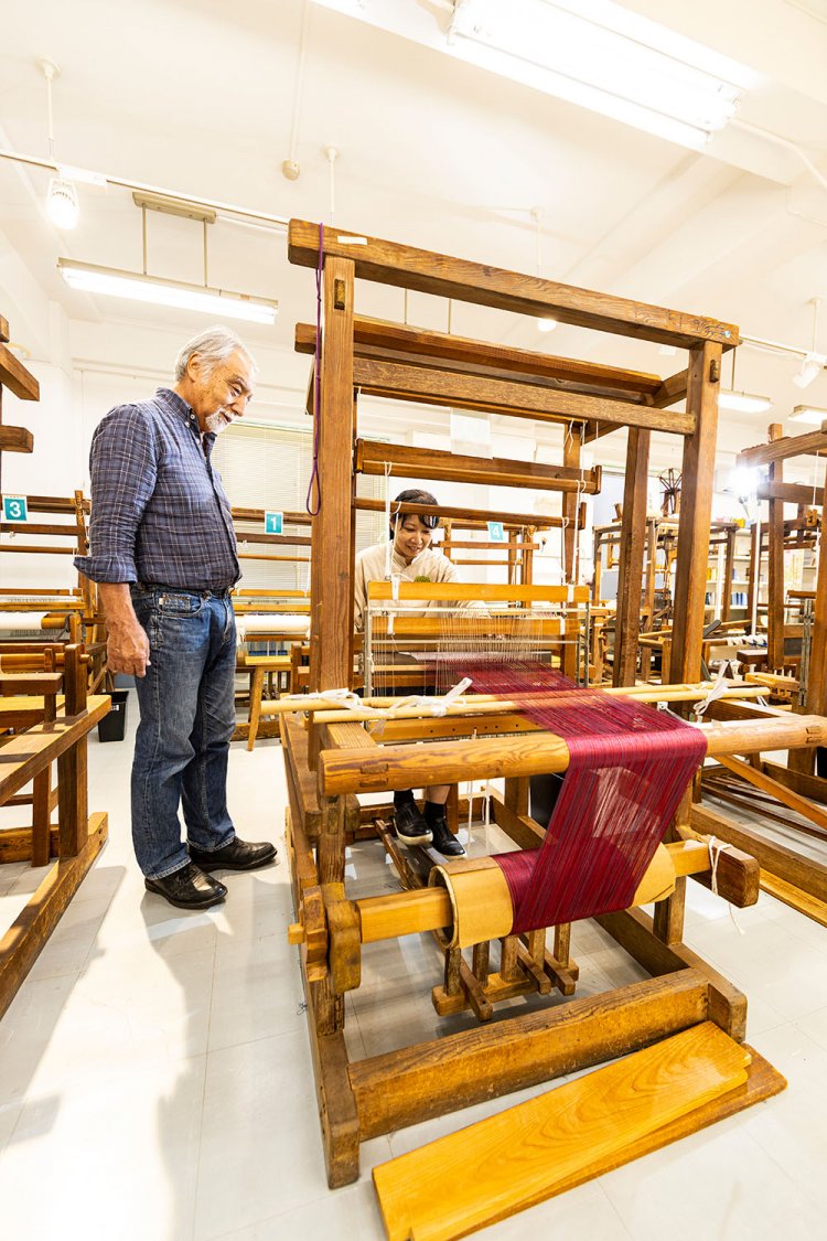 使うのは木製の足踏み式手織り機。左は伝統工芸士の澤井伸さん。「小学4年生からできるから安心して！」