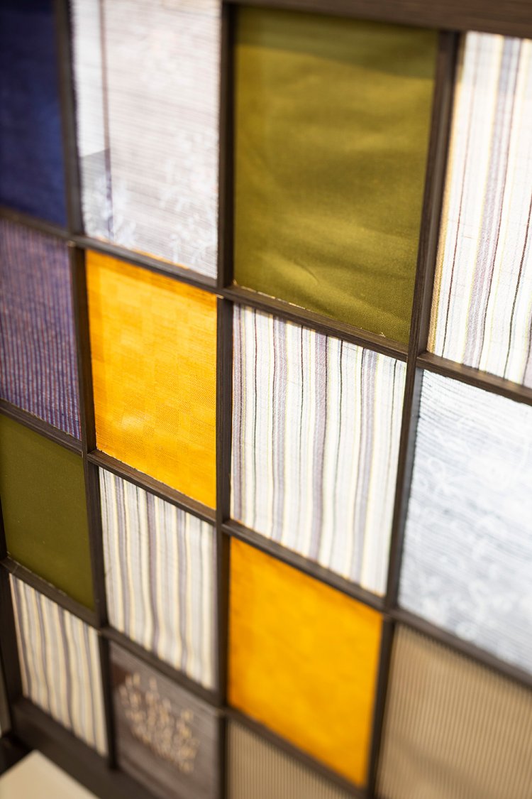 お召織、風通織、紬（つむぎ）織、綟（もじ）り織、変り綴（つづれ）織と5品種ある多摩織。