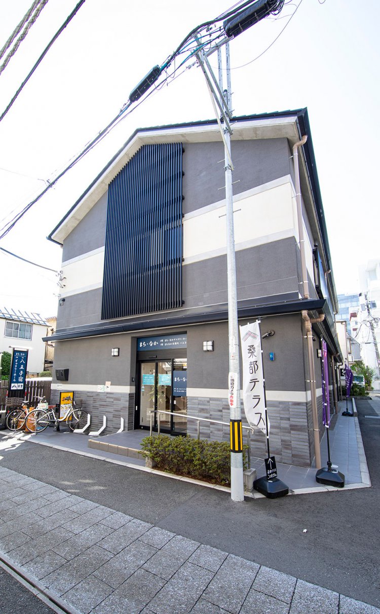 蔵のような『まちなか休憩所 八王子宿』。座席やトイレ完備で、地元産の桑茶ほか飲料も買える。