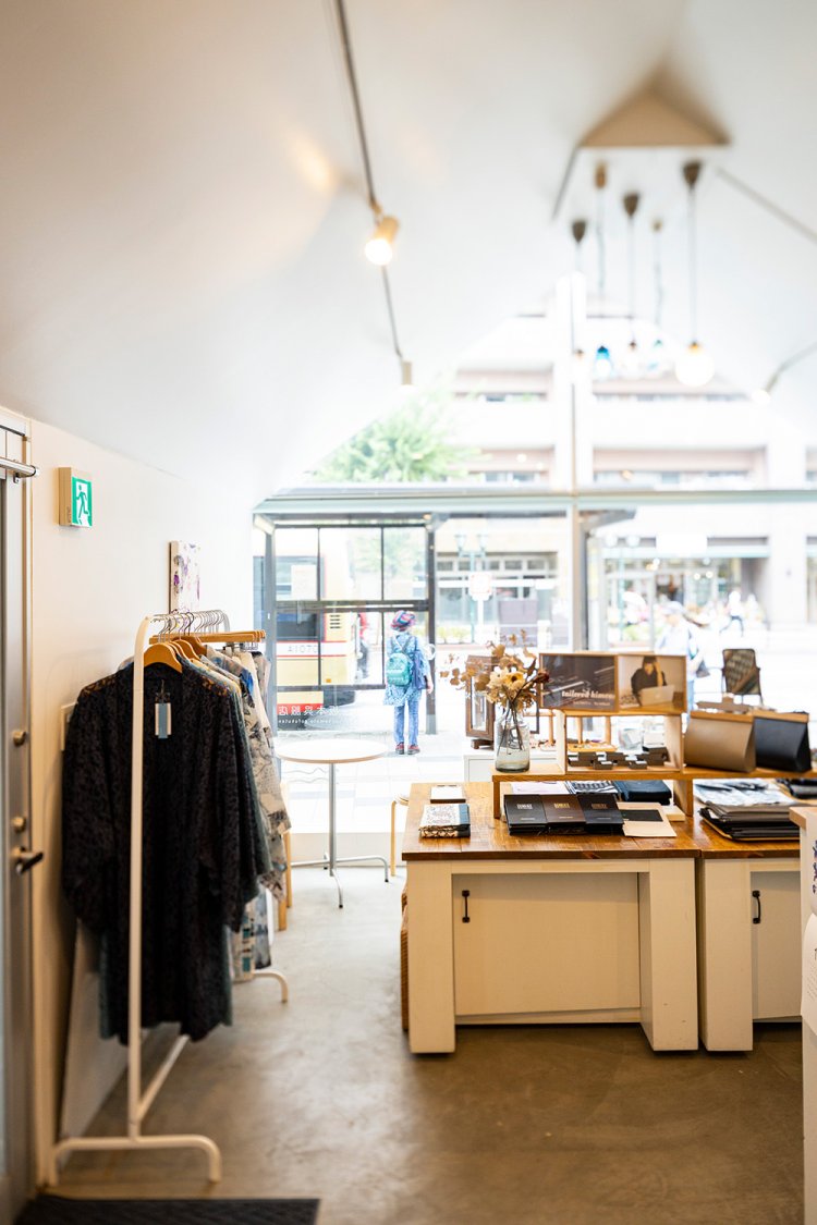 一面ガラス張りで開放的な店内。国産スーツ地を使った着物もある。