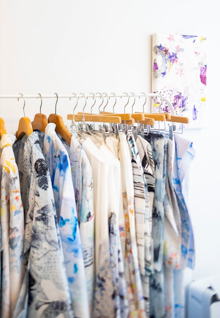 八王子の作家・中村眞弥子さんの作品をプリントした着物（反物）４万9500円。