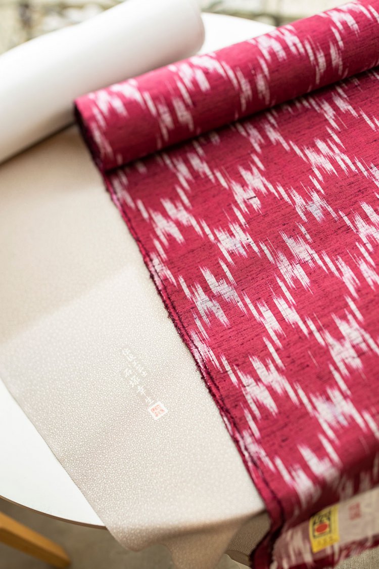 多摩織伝統工芸士・𠮷水壮吉さんの紬織や石塚染工の江戸小紋なども。