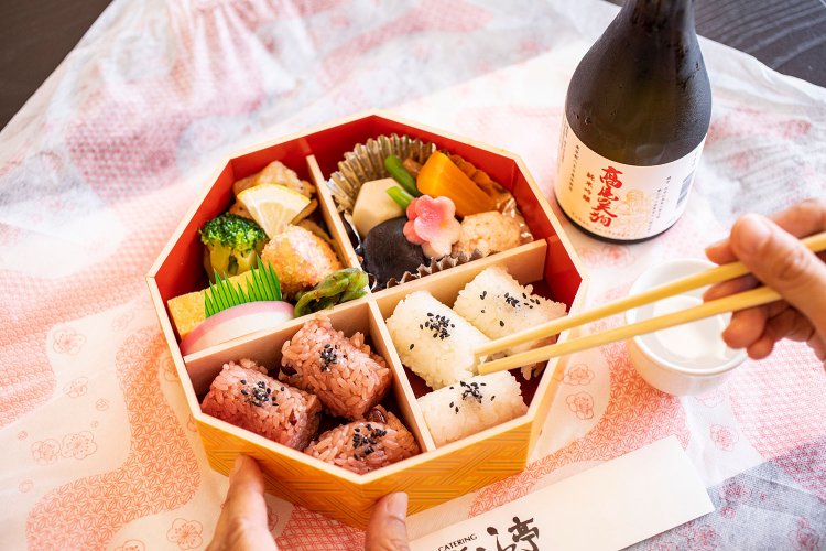 昼の部は彩りよい弁当付きで5500円。「髙尾の天狗」純米吟醸900円（300㎖）も飲める。