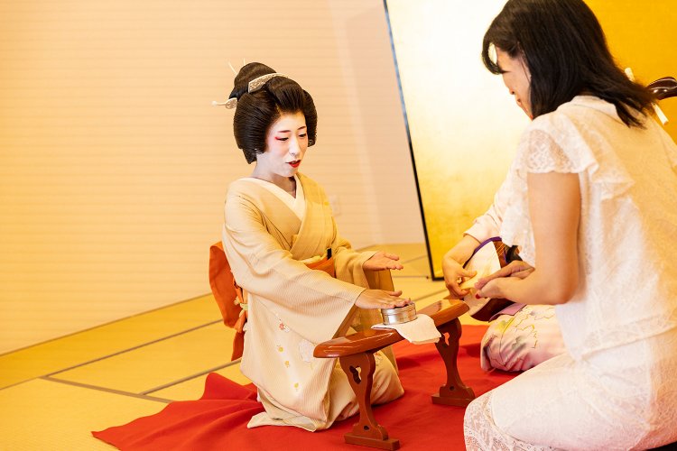 お座敷遊びの定番「金毘羅船舟」をすずめさんと勝負。