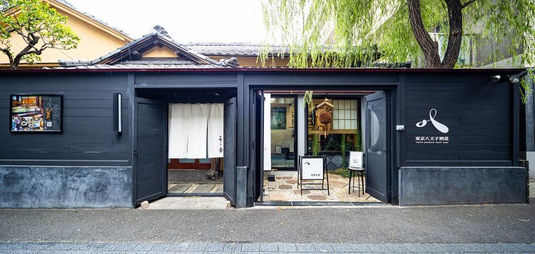 立派な柳に見守られ黒塀に開かれた『東京八王子酒造』。隣は料亭『すゞ香』の入り口。