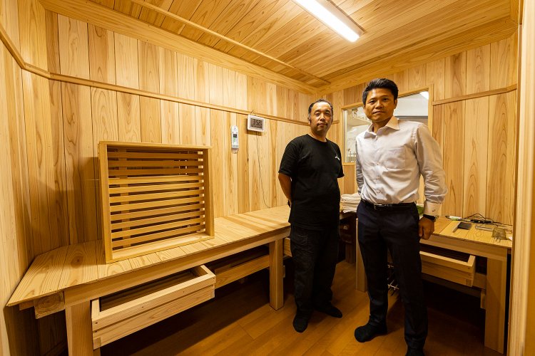 麹室にて代表の西仲鎌司さん（右）と杜氏の磯崎邦宏さん。「軽やかで、新しい飲み口の酒を探求しています」