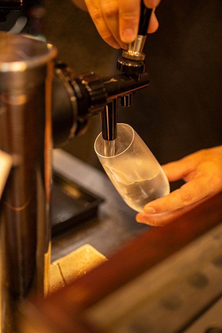 日本酒のサーバー。『東京八王子酒造』の生原酒は軽やかでのど越しよし。
